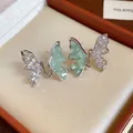 Vue détaillée de boucles d'oreilles papillon en zircon clair et vert clair - Design Papillon / Argent-Vert