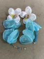 Pendientes de flores bordadas blancas con pétalos de gasa azul claro y cuentas azules - Azul