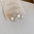 Vue détaillée de boucles d'oreilles élégantes en forme de cœur transparent avec trèfle - Argent Transparent