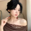 Orecchini lunghi stile foresta vintage con frutti di eucalipto su modella asiatica - Stile a Gancio / Marrone