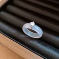 Primer plano de un elegante anillo de calcedonia con una brillante piedra de circón - Estilo Redondo (HR3638) / Plata