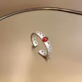 Vista dettagliata di un anello in argento con ciondolo a fragola rossa e zirconi brillanti - Fragola di Pizzo / Argento