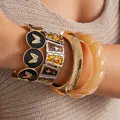 Detailansicht von Retro-Schmetterlings-Armbändern und gestapelten Harzreifen am Handgelenk - Vintage Butterfly Resin Stackable Bracelet Combination