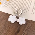 Dettaglio di orecchini a cerchio a C con fiori in resina bianca e perline pendenti - Stile ciondolo a fiore / Bianco