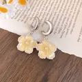 Orecchini a cerchio a forma di C con fiore in resina gialla e dettaglio di perla - Stile ciondolo a fiore / Giallo