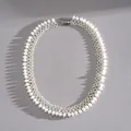 Vue détaillée du motif tissé complexe de ce tour de cou élégant en perles et perles d'argent - Collier-Blanc