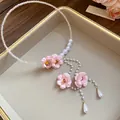 Dettaglio della collana di perle con fiori in tessuto rosa ed eleganti nappe pendenti - Bianco-Rosa