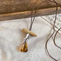 Gros plan d'un pendentif géométrique en résine ambrée vintage avec cordon marron - Pendentif Bloc Géométrique / 2# Ambre Café