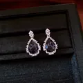 Eleganti orecchini a goccia con zircone viola scuro e alone di cristalli color lavanda - Orecchini a Goccia d'Acqua / Viola
