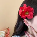 Détail d'une grande pince à cheveux fleur en tissu rouge sur cheveux sombres - Pinces à cheveux bec de canard / 1 Pièce / Rouge