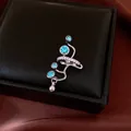 Vista dettagliata del polsino dell'orecchio in argento con zirconi blu su scatola - Orecchino a Clip Singolo (HE33951) / Placcato Argento Blu Mare