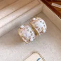 Dettaglio orecchini a cerchio vintage a C in smalto con perle bianche e cristalli brillanti - Stile Vintage a C / Beige