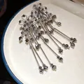 Vue détaillée des boucles d'oreilles bohèmes en cristal avec de longs glands et perles grises - Gris Argent