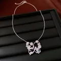 Détail du pendentif papillon orné de fleurs en zircon colorées sur chaîne argentée - Collier de Clavicule / Argent Multicolore