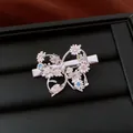 Vue détaillée de la pince à cheveux papillon argentée avec fleurs en zircon colorées sur fond - Pince à Cheveux Papillon / Argent Multicolore