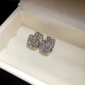 Eleganti orecchini a perno in argento con cristalli pavé in scatola per gioielli - Orecchini a Cerchio Pavé / Argento