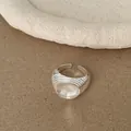 Detailansicht eines silberfarbenen gerippten Rings mit einem großen klaren Stein - Verstellbarer Stil (HR3621) / Silber