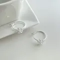 Eleganti orecchini a cerchio argento con delicati ciondoli a fiore bianco, stile dolce - Bianco