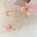 Détail de fleurs en émail rose sur un bracelet de bras ouvert plaqué or élégant. - Bracelet de Bras Ouvert Fleur (HB5663) / Or-Rose