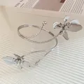 Gros plan détaillé d'un bracelet de bras spirale en métal argenté avec motifs floraux. - Bracelet de Bras Ouvert Fleur (HB5663) / Argent