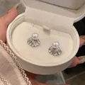 Boucles d'oreilles perles style français en forme de coquille dans un écrin blanc - Aiguille en argent / Argent