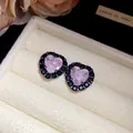 Detailopname van roze hartvormige zirkonia oorbellen met zwarte stenen in doos - Hart Stijl (Roze) / Gunmetal