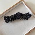 Detailansicht einer Haarspange mit schwarzen gepunkteten Stoffschleifen. - Punkt-Schleife-Twist-Clip / Schwarz