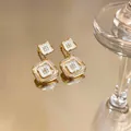Vista detallada de pendientes dorados con nácar y circonitas, estilo vintage francés - Estilo Geométrico Doble Capa / Oro-Blanco