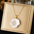 Vergoldete Edelstahlkette mit rosa Emaille-Blume und Perlenanhänger für Damen, elegant - Rosa und Weiße Blume (N4367) / Gold