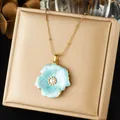 Vergoldete Edelstahl-Halskette mit hellblauem Emaille-Blumenanhänger und Perlenmitte - Hellblaue Blume (N4368) / Gold