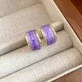 Dettaglio orecchini a C in smalto viola con bordi dorati martellati in scatola - Orecchini a Bottone in Argento a Forma di C / Viola
