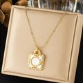 Vergoldete Edelstahlkette mit weißem Emaille-Quadratanhänger und Perlenakzent für Damen - Quadratische Weiße Perle Vintage Stil (N4373) / Gold