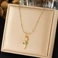 Elegante vergoldete Edelstahlkette mit einem Anhänger aus rosa Emaille-Rosenblüten-Detail. - Rosa Rosenblüte (N4374) / Gold
