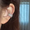 Boucle d'oreille vintage en dentelle de zircon pour oreilles non percées sur un modèle - Ear Cuff Bord en Dentelle (Pièce Unique) / Argent