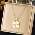 Elegante vergoldete Edelstahlkette mit einem quadratischen weißen Emaille-Anhänger - Gehämmertes Quadrat Vier Perlen (N4375) / Gold