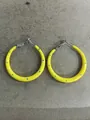 Orecchini a cerchio gialli con pois blu, vivaci gioielli estivi per donne alla moda - 4cm / Giallo
