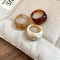 Vue détaillée du lot de 3 bagues en résine ambre, écaille de tortue et crème marbrée - Ambre Blanc Cassé Trio