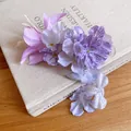 Detailopname van elegante paarse stoffen bloemen haarclip met kristallen kralen kwastjes - Eendenbek haarclips / Paars