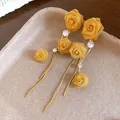 Detailansicht eleganter goldener Netzrosen-Ohrringe mit langen Quasten. - Stil mit Silber-Ohrstecker / Gold