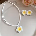 Nahaufnahme von weißem und gelbem Plumeria-Blumen-Halskette und Ohrring-Set - Halskette und Ohrringe Set / Weiß