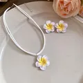 Elegantes Schmuckset aus Plumeria-Halskette und Ohrsteckern für den Strandurlaub - Halskette und Ohrringe Set / Lila