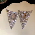 Elegantes pendientes de triángulo de plata con cristales centrales grandes y strass. - Plateado