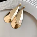 Eleganti orecchini a goccia in metallo dorato sfaccettato dal design minimalista - Lucido / Ago d'argento / Oro