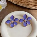 Orecchini a lobo a fiore in smalto viola con bordo dorato e cristallo - Viola