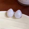 Vista macro de pendientes de gota en acrílico blanco minimalista con elegante acabado plateado - Pendientes de Botón de Gota (HE32039) / Plata-Blanco