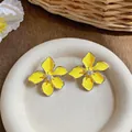 Eleganti orecchini a lobo a fiore giallo smaltato con design estivo minimalista - Giallo