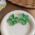 Orecchini a perno a fiore in smalto verde eleganti con bordo dorato e cristalli - Verde