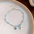 Gros plan d'un bracelet en perles bleues avec étoile de mer et pendentif de gemme - Bracelet / Argent-Bleu