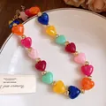 Vista detallada de cuentas de corazón de acrílico jaspeado en un collar colorido dulce. - Multicolor