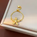 Bague fleur dorée ajustable avec cristaux pavés sur une fine chaîne élégante et fine. - Blanc